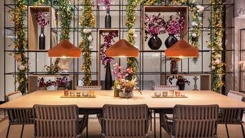 3 restaurants, breakfast, dinner served; international cuisine