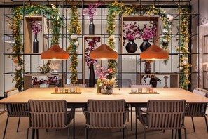 3 restaurantes; se sirve desayuno y cena; cocina internacional