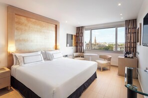 Room (MELIA THE LEVEL) | Down comforters, minibar, in-room safe, desk - The Level at Melia Sevilla (Seville)