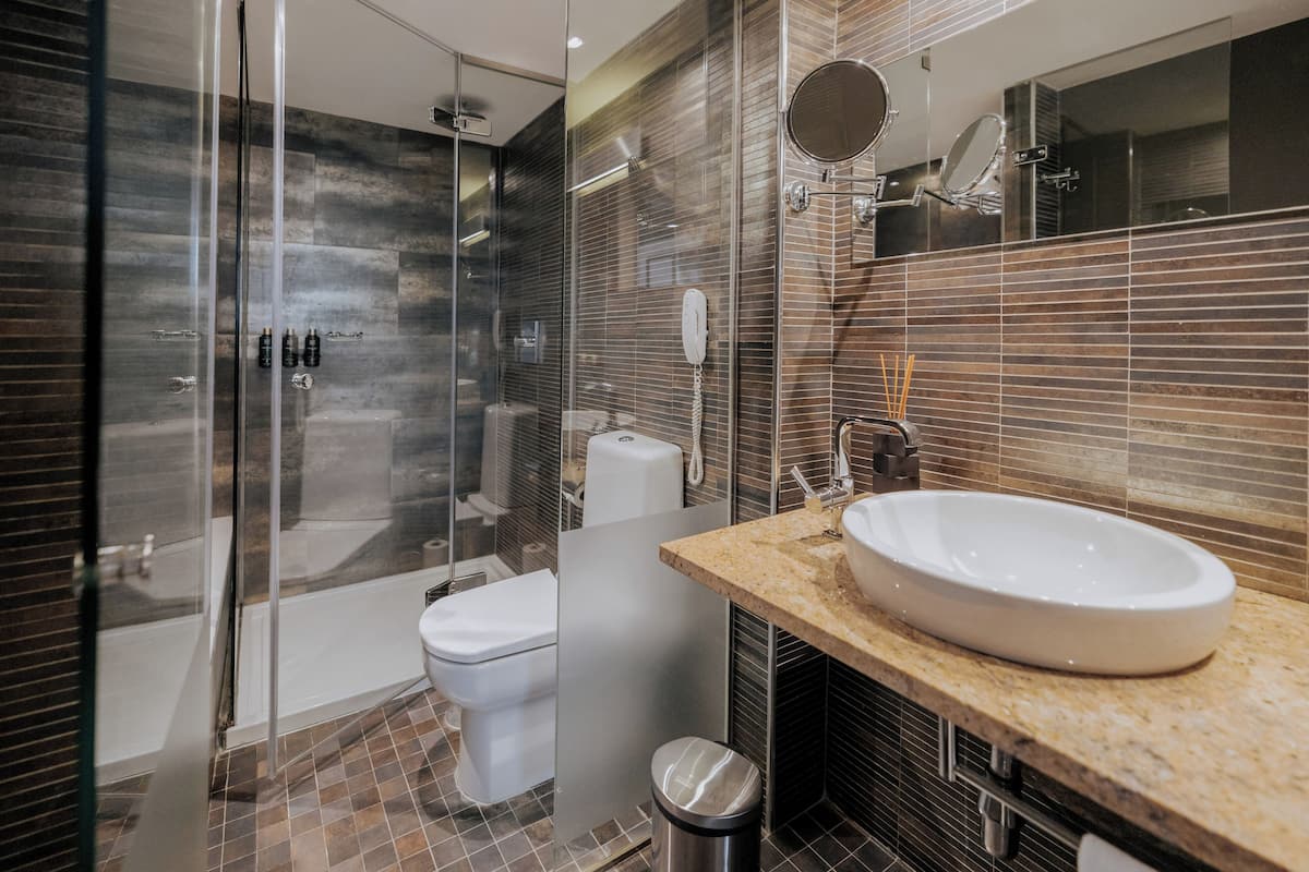 room, terrace (the level melia) | bathroom | rainfall showerhead, free toiletries, hair dryer, towels