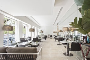 3 restaurants, breakfast, dinner served; international cuisine