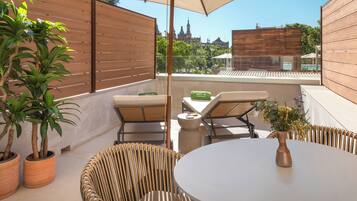 Kamer, terras (The Level Melia) | Donsdekens, een minibar, een kluis op de kamer, een bureau