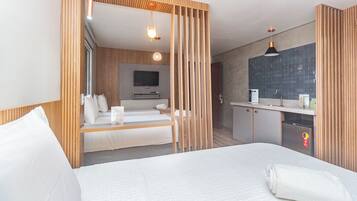 Habitación cuádruple Deluxe | Minibar, cortinas blackout, wifi gratis y ropa de cama