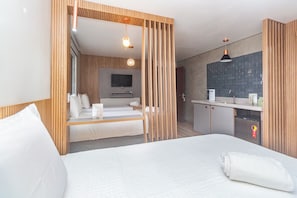 Deluxe Quadruple Room | Minibar, blackout curtains, free WiFi, bed sheets - Resort Morada del Este (Canoas)