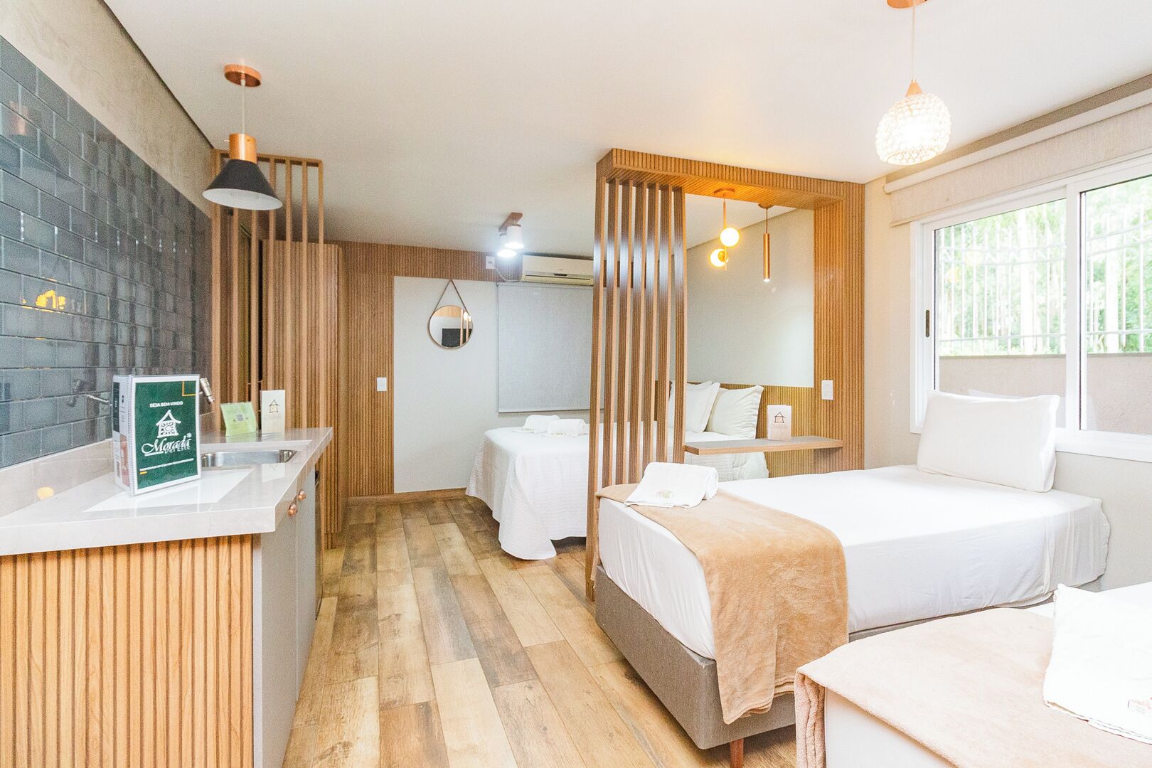 디럭스 쿼드룸 | 미니바, 암막 커튼, 무료 WiFi, 침대 시트