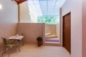 室內游泳池，開放時間為 10:00 至 22:00，提供日光浴躺椅