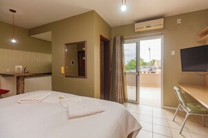 Suíte estúdio superluxo | Frigobar, cortinas blackout, Wi-Fi de cortesia, roupa de cama