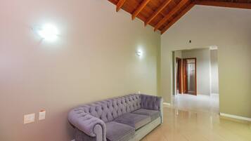 Quarto casal ou duplo premium | Área de estar | TV LED 32 polegadas com canais digitais, TV