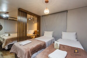 Chambre quadruple Deluxe | Minibar, rideaux dâobscurcissement, accès au Wi-Fi (inclus)