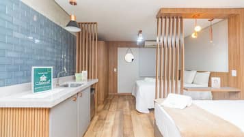 Quarto quádruplo luxo | Frigobar, cortinas blackout, Wi-Fi de cortesia, roupa de cama