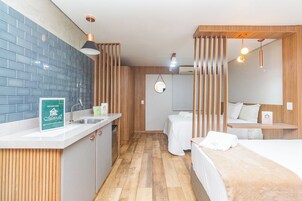 Habitación cuádruple Deluxe | Minibar, cortinas opacas, wifi gratis y ropa de cama
