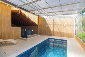 Indendørs pool, åben fra kl. 10.00 til kl. 22.00, liggestole