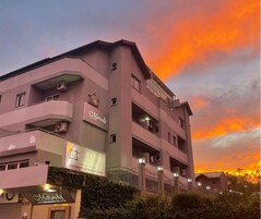 Fachada da propriedade à noite