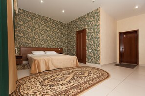 Habitación superior con 1 cama matrimonial o 2 individuales, sauna | Tabla de planchar con plancha, camas extra y ropa de cama 