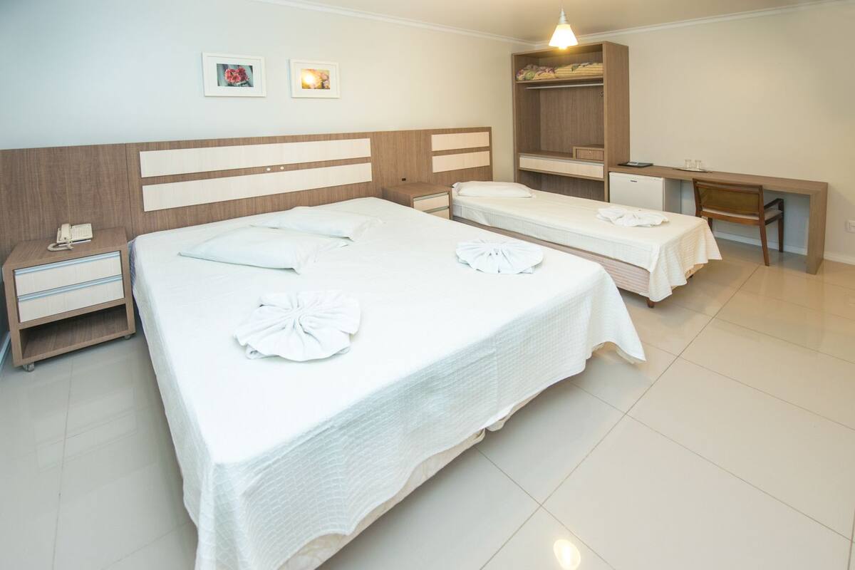 Apartamento standard, 1 cama de casal | Frigobar, cofres nos quartos, escrivaninha, cortinas blackout
