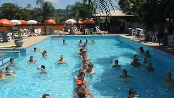 Piscina interna, 2 piscinas externas, espreguiçadeiras