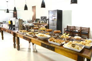 Free daily buffet breakfast - Hotel Castelo (Gravatal)