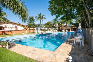 Indoor pool, 2 outdoor pools, open 9:00 AM to 10:00 PM, sun loungers - Hotel Castelo (Gravatal)