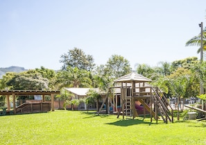 Children's play area - outdoor - Hotel Castelo (Gravatal)