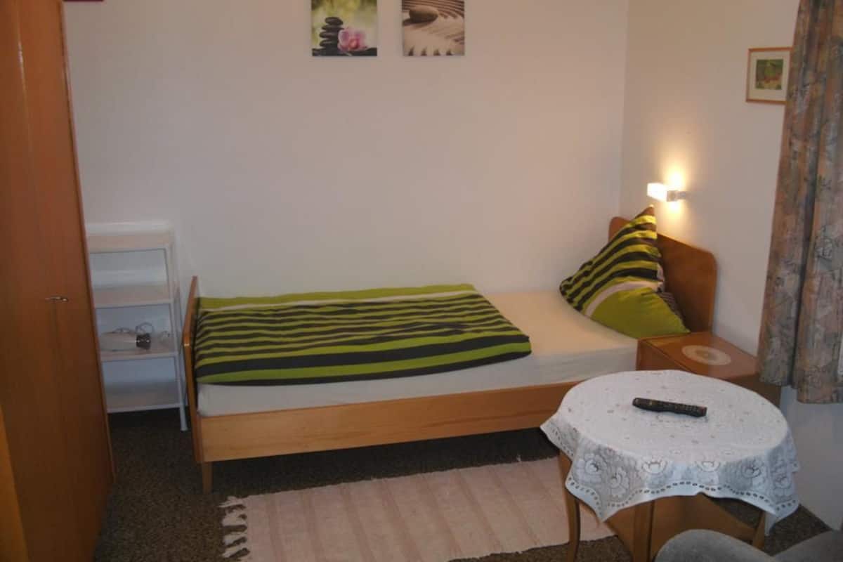 Chambre simple, salle de bains commune | Bureau, accĂšs au Wi-Fi (inclus), literie fournie