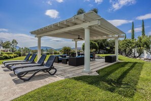 Outdoor dining - 5 bedroom 3.5bath Pool, Views, Fire Pit, Vineyard Wine Country Estate! (Temecula)