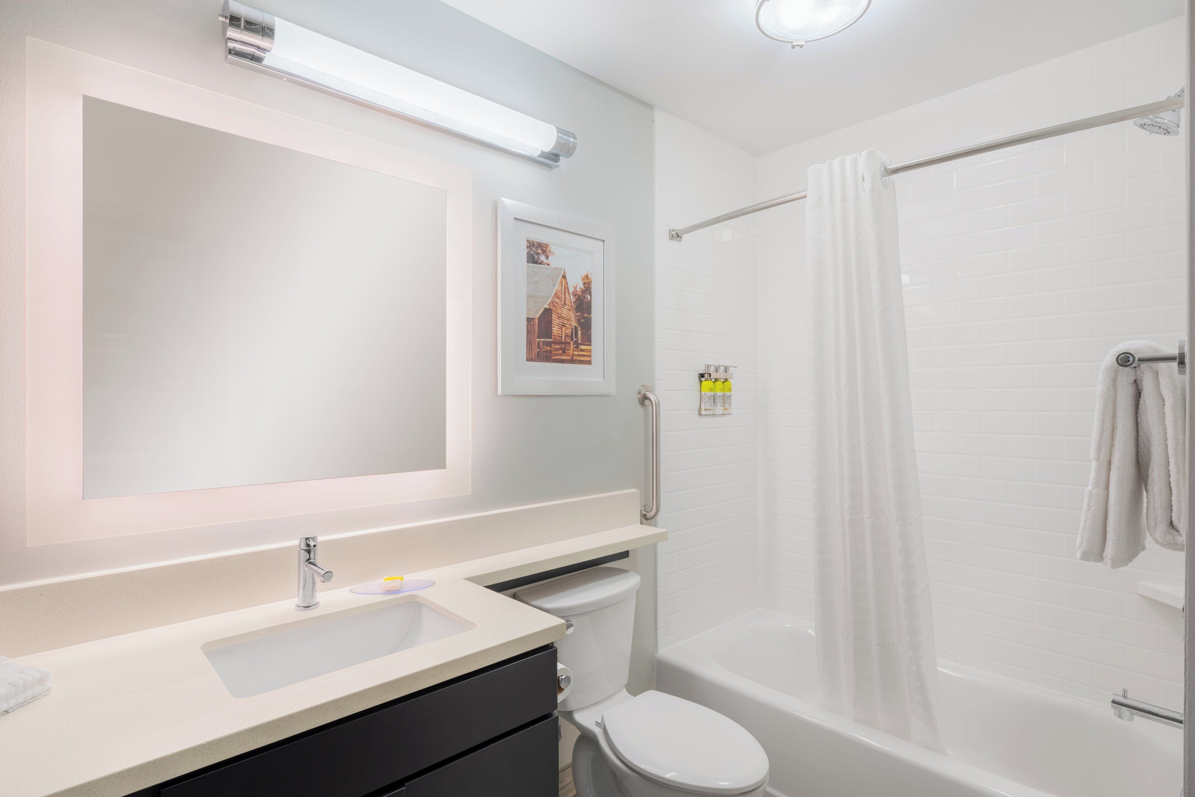 Kylpyhuone, jossa on pesuallas, wc ja kylpyamme.