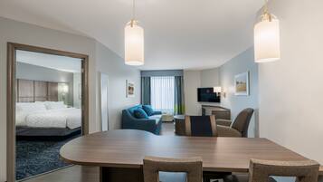 Studio Suite, 1 King Bed, Accessible (Mobil Tub) | In-room dining