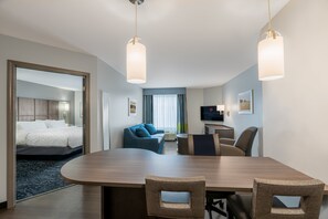 Studio Suite, 1 King Bed, Accessible (Mobil Tub) | In-room dining