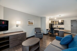 Großer Kühlschrank, Mikrowelle, Herdplatte, Geschirrspüler