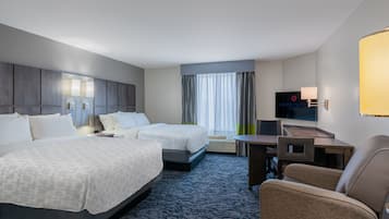 Escritorio, espacio para trabajar con laptop y cortinas blackout