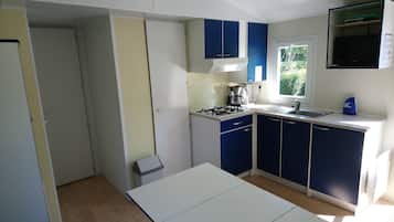 Casa rodante, 3 habitaciones, vista al río | Cocineta privada | Refrigerador con congelador, microondas, horno y parrilla de estufa