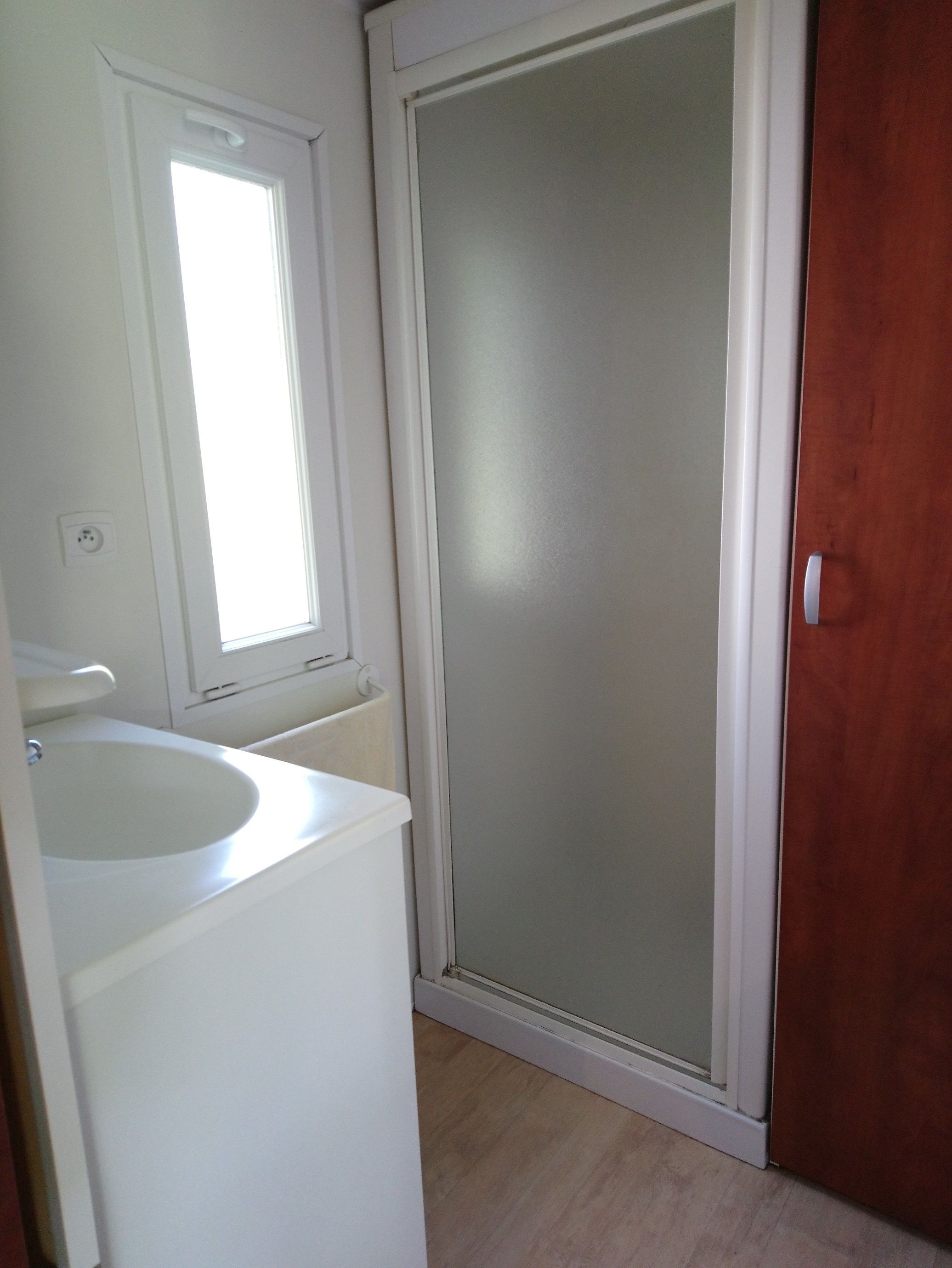 Mobile Home, 2 Bedrooms, River View | Bathroom | Shower, hair dryer, towels - Camping des Lancieres (Rogny-les-Sept-Ecluses)