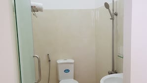 Basic Double Room Single Use, 1 Queen Bed, Non Smoking | Bathroom