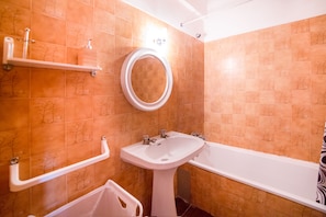 Departamento, 1 habitación | Baño | Amenidades de baño gratuitas, secadora de cabello, bidet, toallas