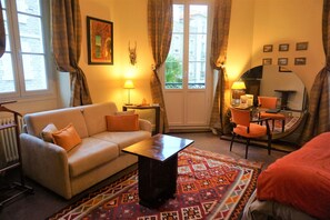 خزنة داخل الغرفة وبديكورات فريدة لكل غرفة وطراز فريد لكل وحدة ومكتب