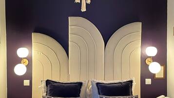 Habitación doble superior, 1 cama Queen size, para no fumadores, vista a la ciudad | Caja de seguridad en la habitación y decoración personalizada