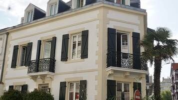 Vista frontal de la propiedad