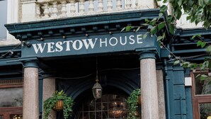 The exterior of Westow House, featuring a classic architectural style with prominent columns and a welcoming entrance. - Westow House - London Crystal Palace (London)