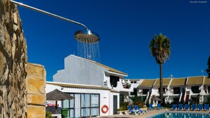 Piscine extérieure, parasols de plage, chaises longues