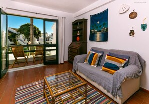 Apartment, 2 Schlafzimmer | Wohnbereich | Flachbildfernseher