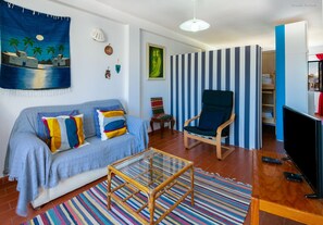 Departamento, 2 habitaciones | Área de sala de estar | Televisión de pantalla plana 
