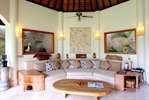 Fernseher, Kamin, Stereoanlage