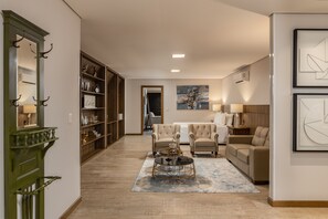 Suite – superior | Oppholdsområde | En 32-tommers smart-TV med kabel-kanaler samt TV og Netflix