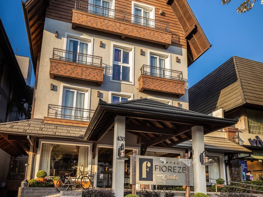 Un hotel de varios pisos con una entrada destacada, balcones y un letrero que indica que es el "FIOREZE Centro".