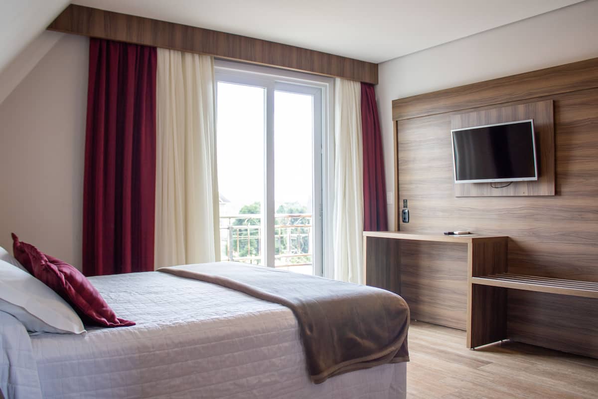 Luxury Room | 1 bedroom, hypo-allergenic bedding, in-room safe, blackout curtains
