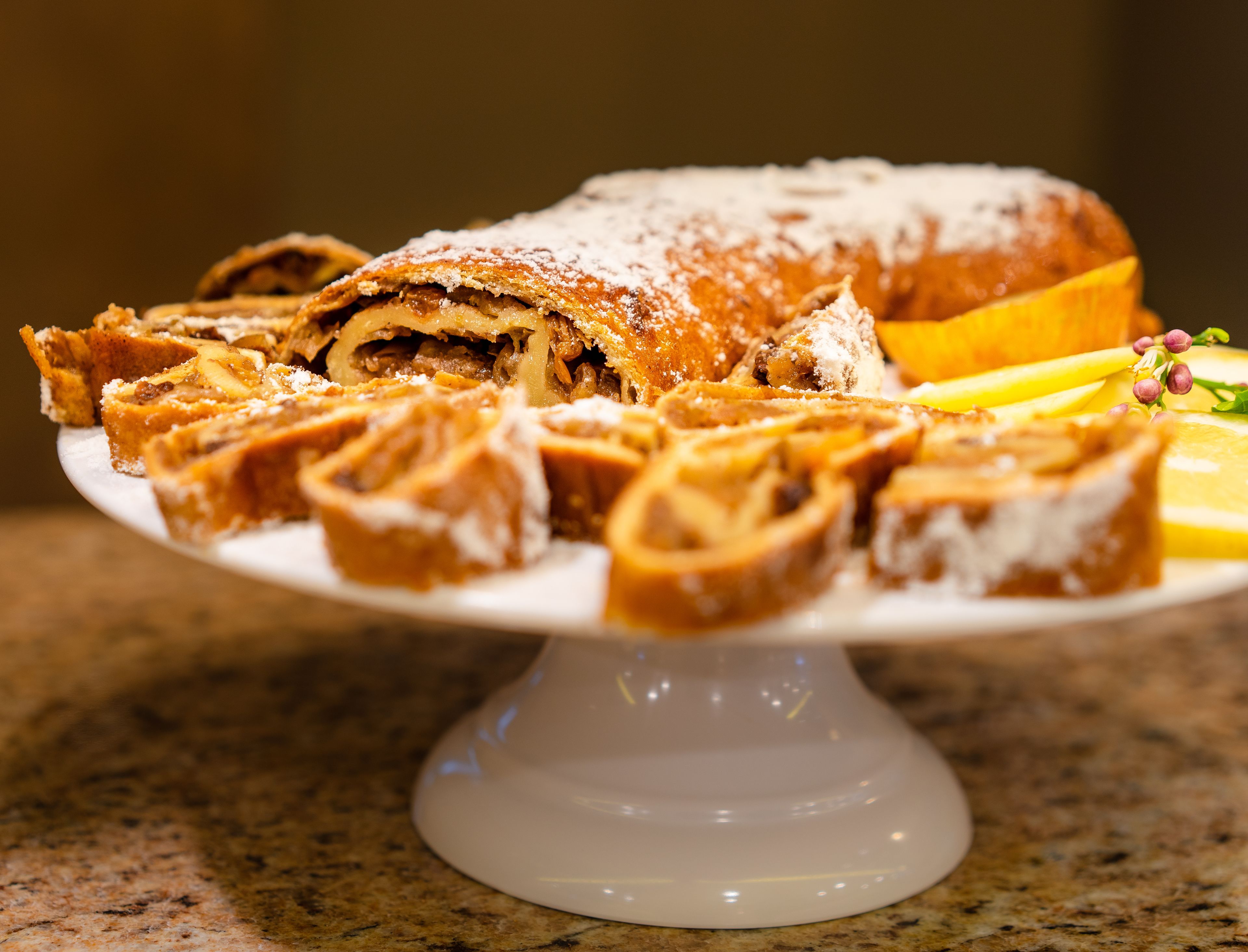 Un postre sobre un pedestal blanco.