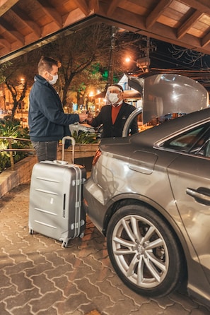 Estacionamento com manobrista (sujeito a cobrança)