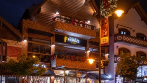 Un hotel con un cartel que dice "Hotel Fiofrez Centro" y un balcón decorado con adornos rojos.