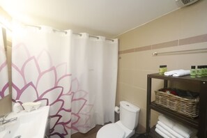 Apartment, 2 Schlafzimmer | Badezimmer | Badewanne, kostenlose Toilettenartikel, Handtücher