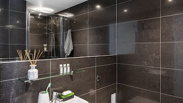 Douche, douche à « effet pluie », serviettes fournies